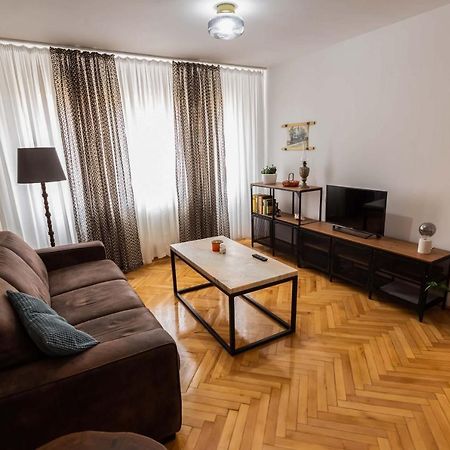 Cosy 2-Bedroom Flat - Fully Equipped Resita Luaran gambar