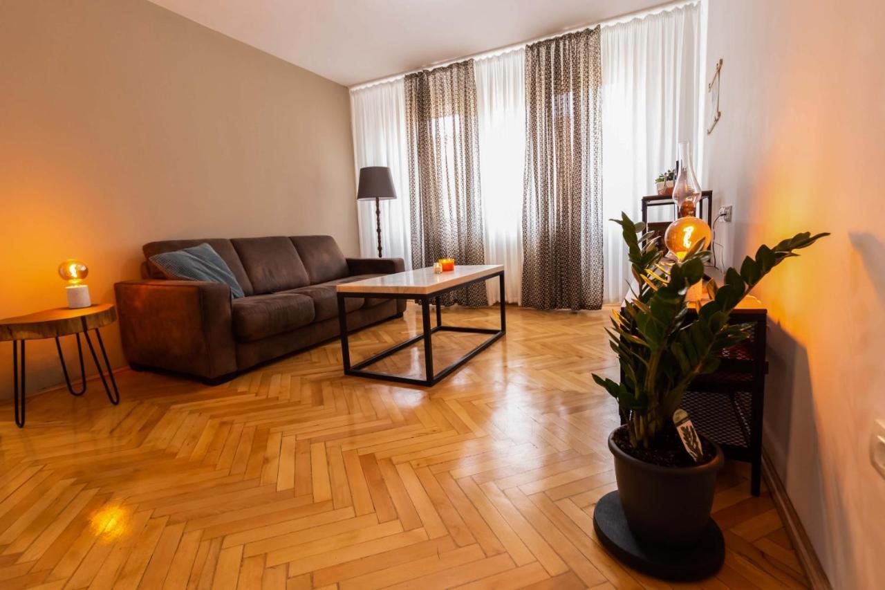 Cosy 2-Bedroom Flat - Fully Equipped Resita Luaran gambar